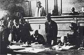 رئيس الوزراء اليوناني إلفثيريوس فينيزيلوس يوقّع معاهدة لوزان، 24 يوليو 1923.