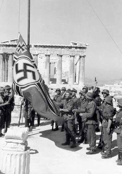 الغزو النازي: جنود ألمان يرفعون علم الصليب المعقوف فوق الأكروبول، أثينا، أبريل 1941.