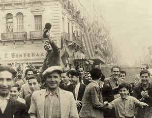 أثينا تحتفل بنهاية الاحتلال، 1945، بحسب تعليق الصورة في الكتالوج.