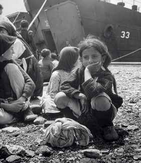 أيتام الحرب الأهلية قرب بروماخي. تصوير ديفيد سيمور، 1948. متحف متروبوليتان للفنون.